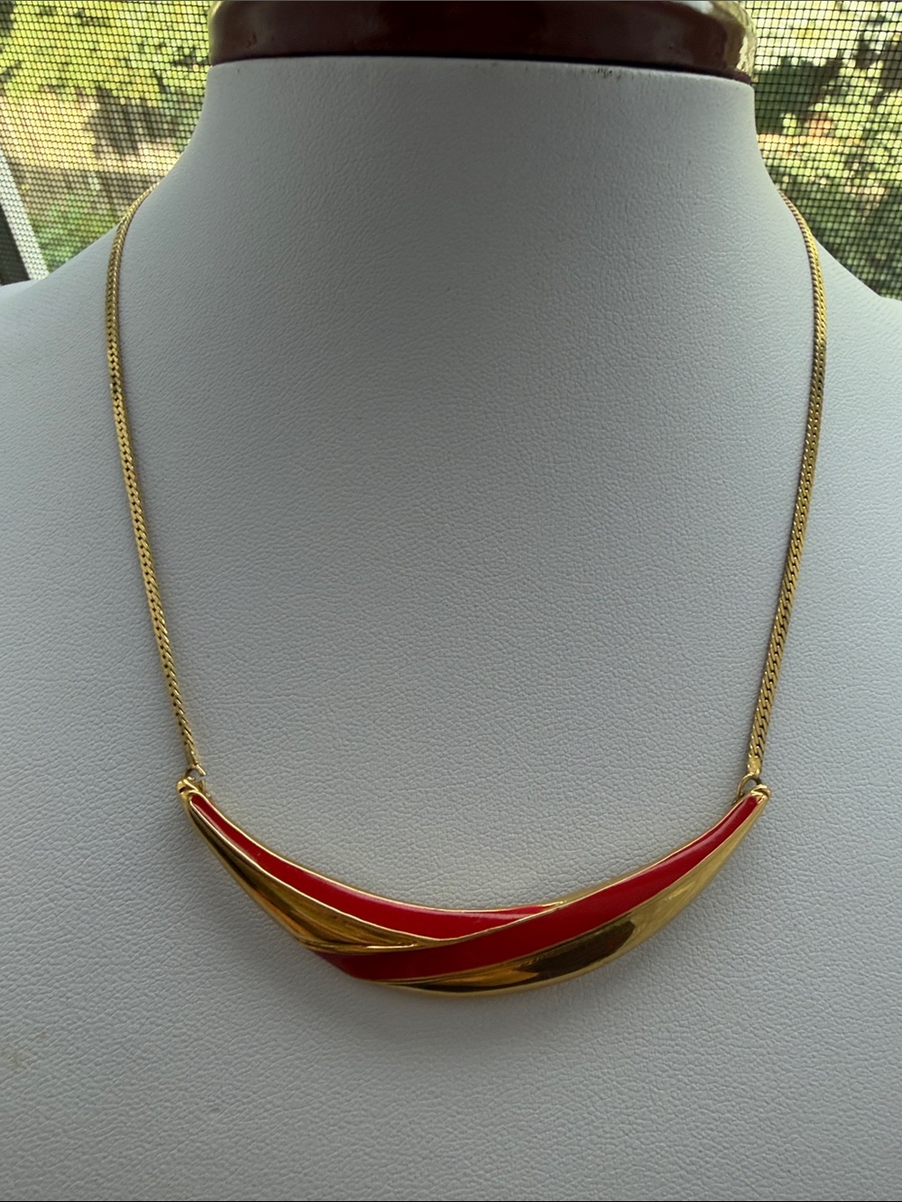 Vintage Gold & Red Enamel Curve Necklace – Elegant Statement Piece